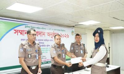কেএমপির ৩১ ট্রাফিক সদস্যকে পুরস্কার দিলেন পুলিশ কমিশনার