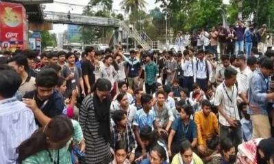শিক্ষামন্ত্রীর পদত্যাগ দাবিতে রাজধানীতে সড়ক অবরোধ
