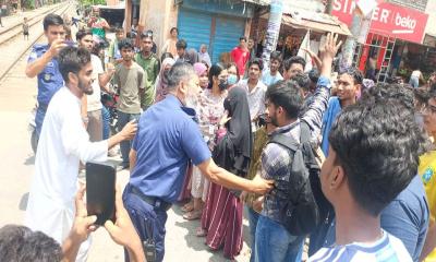 শিক্ষার্থীদের অবরোধে অচল দিনাজপুরের সড়ক ও রেল যোগাযোগ