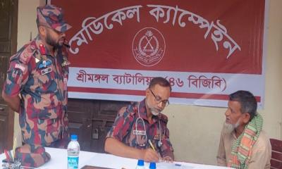 বন্যাদুর্গত এলাকায় বিজিবির মেডিকেল ক্যাম্প ও খাবার বিতরণ