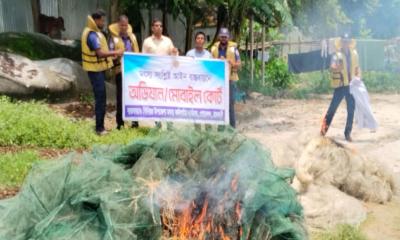 দৌলতদিয়ায় পদ্মা নদী থেকে অবৈধ জাল জব্দ, আগুনে পুড়িয়ে ধ্বংস
