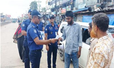 মিরসরাইয়ে ট্রাফিক পুলিশের উদ্যোগে সচেতনতামূলক লিফলেট বিতরণ
