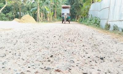 নির্ধারিত সময়েও শেষ হয়নি রাস্তার কাজ, ভোগান্তিতে লক্ষাধিক মানুষ