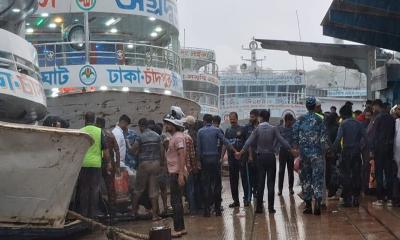 প্রচণ্ড ঝড়ে চাঁদপুর ঘাটে যাত্রীবাহী লঞ্চ কাত হয়ে ১০ যাত্রী আহত
