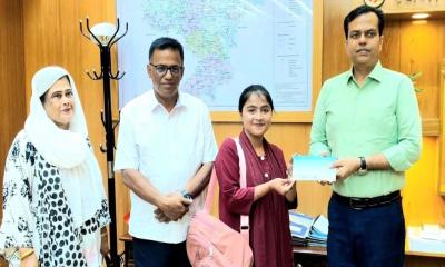 এতিম মেধাবী শিক্ষার্থী ফাতেমার স্বপ্ন পূরনের দায়িত্বে ডিসি সুমন