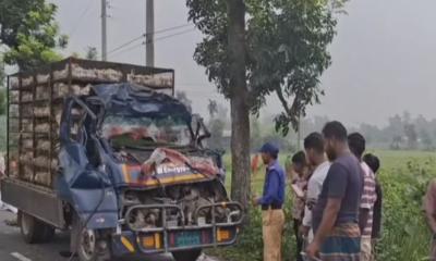 দাঁড়িয়ে থাকা ট্রাকে পিকআপের ধাক্কা, চালকসহ নিহত ৪