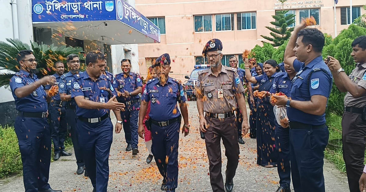 রাজকীয় বিদায়ে অবসরে গেলেন টুঙ্গিপাড়া থানার এসআই ছবির উদ্দিন