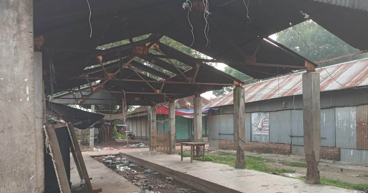 বহরপুর সরকারি হাটের বেহাল দশা, জরাজীর্ণ অবকাঠামো ও জলাবদ্ধতায় চরম দুর্ভোগ