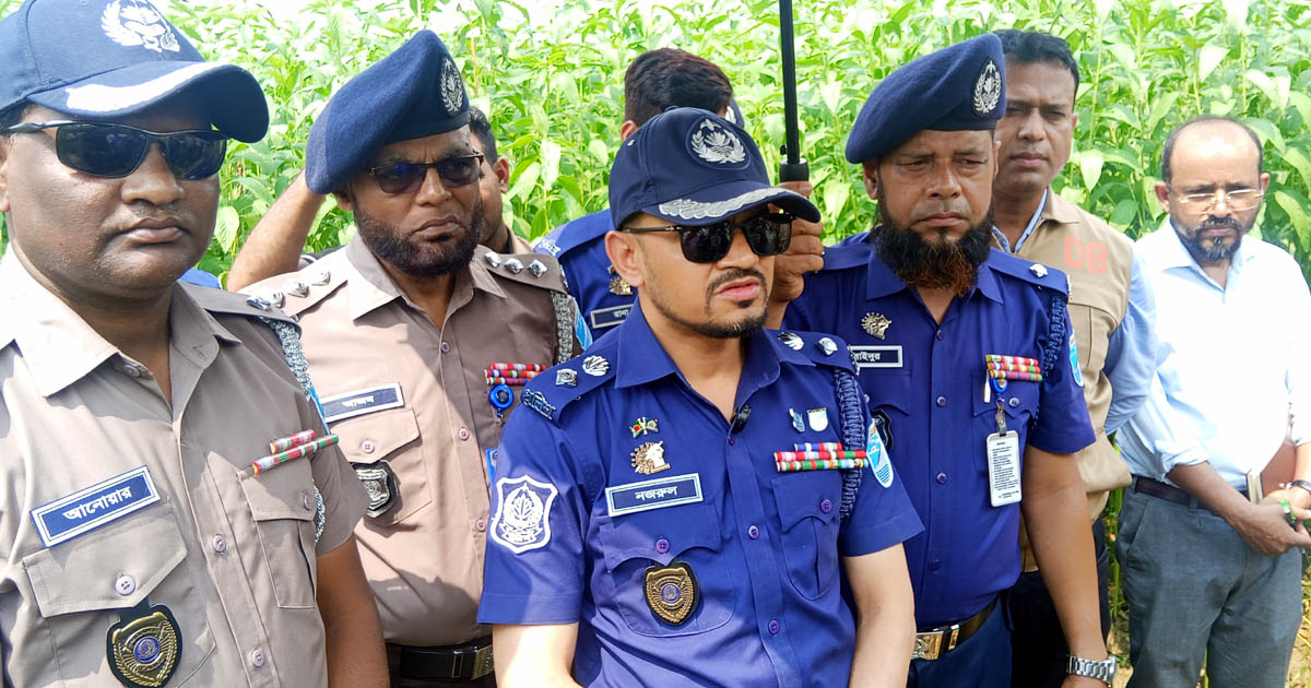 বোয়ালমারীতে হত্যা মামলার তদন্তে ঘটনাস্থল পরিদর্শনে পুলিশ সুপার
