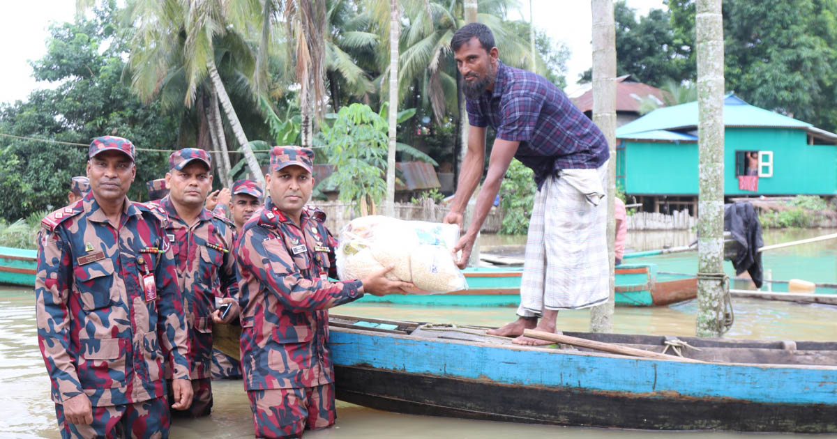 রাঙ্গামাটির দুর্গম সীমান্তে বানভাসি মানুষের পাশে বিজিবি