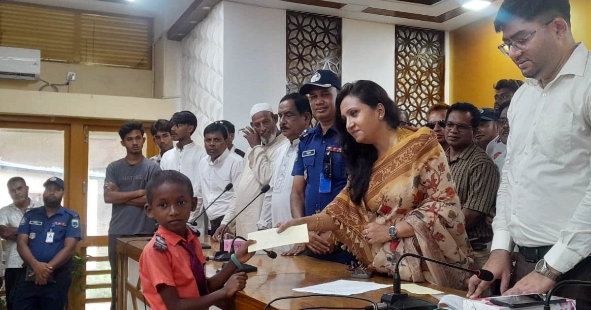বাগাতিপাড়ায় সেলাই মেশিন, কৃষি উপকরণ ও আর্থিক সহায়তা বিতরণ