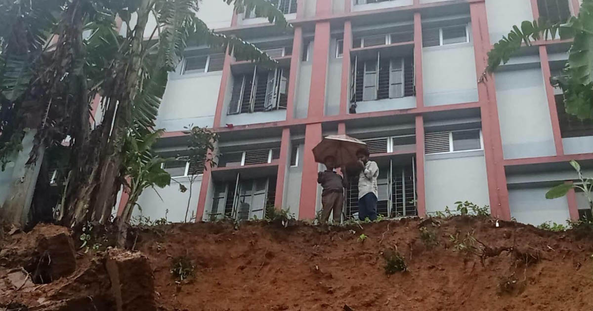 পাহাড় ধসে ঝুঁকিতে আজিজনগর চাম্বি উচ্চ বিদ্যালয় ও কলেজের ৪ তলা ভবন