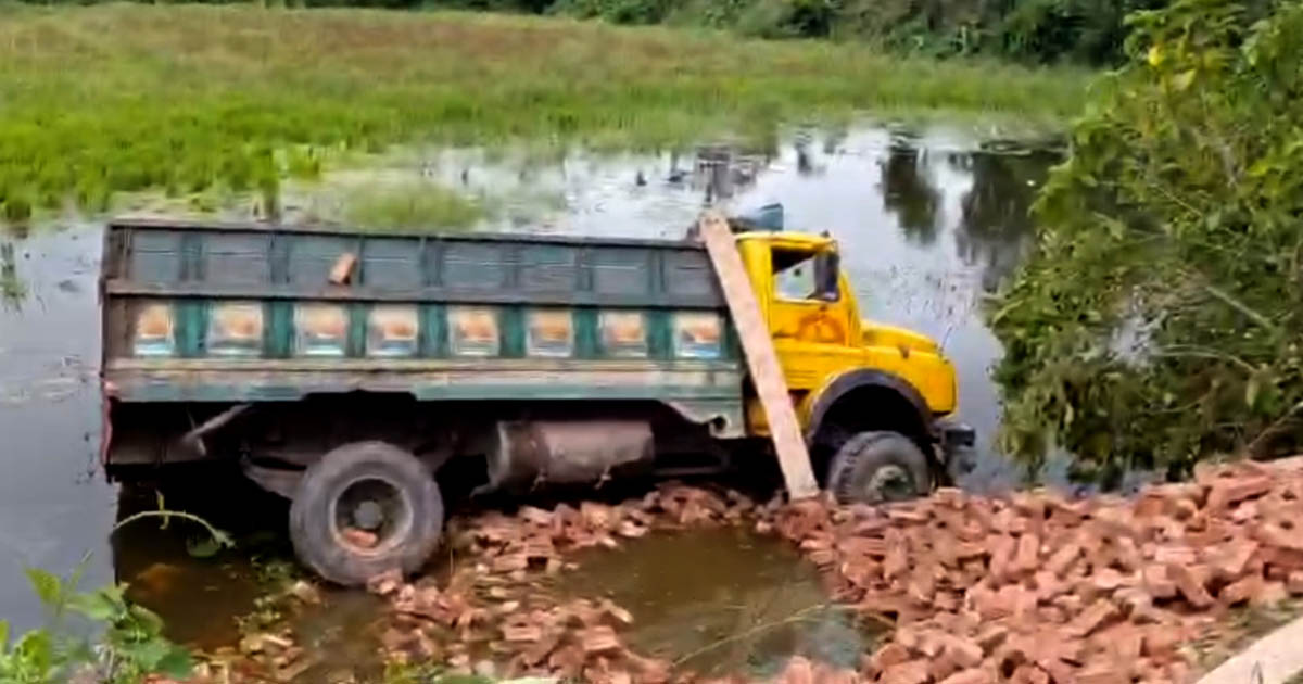 কসবায় ট্রাক খাদে পড়ে দুই শ্রমিক নিহত