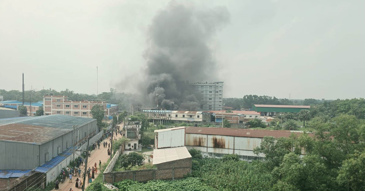 পূবাইলে অবৈধ কেমিক্যাল কারখানায় আগুন