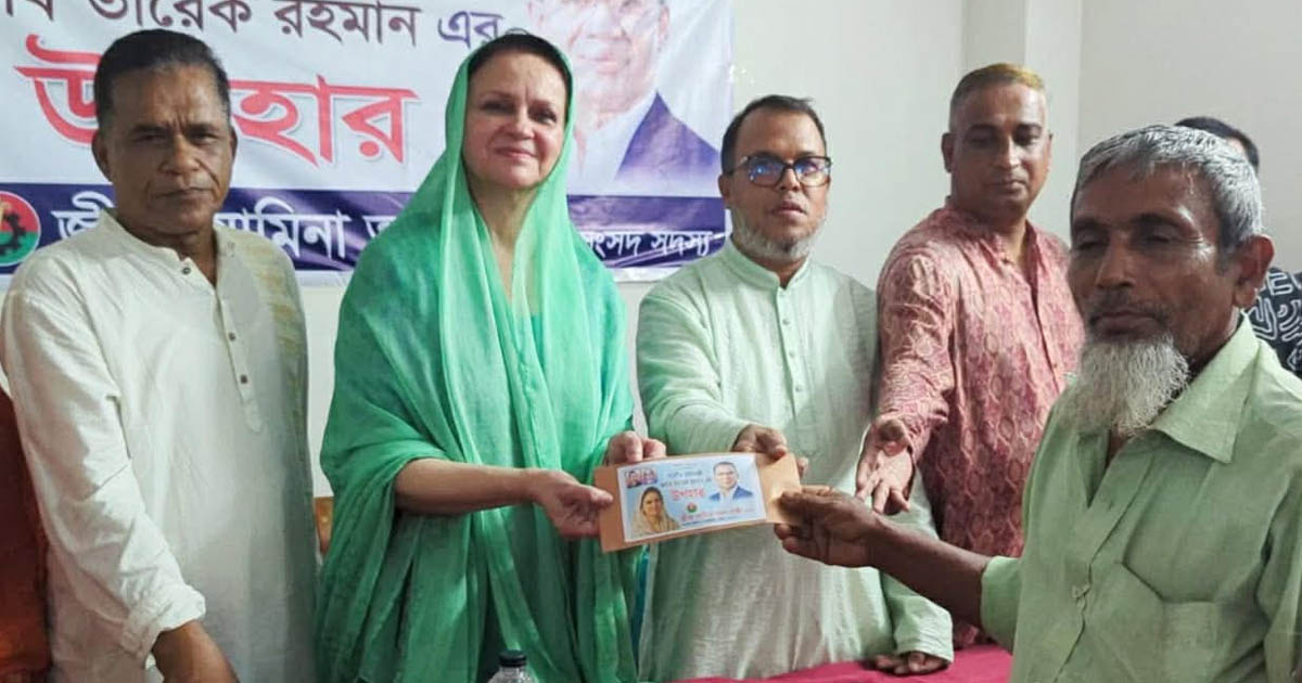 প্রধানমন্ত্রীর বরাদ্দের অর্থ পেলেন অসচ্ছলরা, বিতরণ করলেন জেবা আমিনা খান