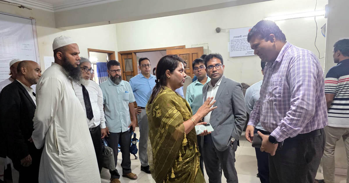হঠাৎ দুই রাজস্ব সার্কেলে ডিসি ফরিদা, সরাসরি শুনলেন সেবা প্রত্যাশীদের অভিযোগ