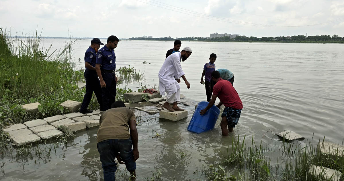 দুমকিতে ২০ লাখ টাকার অবৈধ চিংড়ির রেণু জব্দ, নদীতে অবমুক্ত