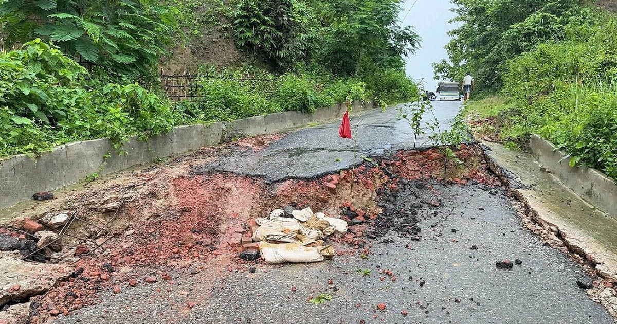 ৫ দিন ধরে বিচ্ছিন্ন বাঘাইছড়ি, সড়ক ধসে বন্ধ যান চলাচল