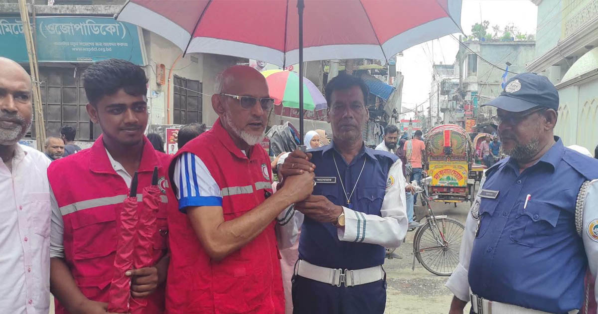 পিরোজপুরে তীব্র দাবদাহে শ্রমজীবী মানুষের পাশে রেড ক্রিসেন্ট