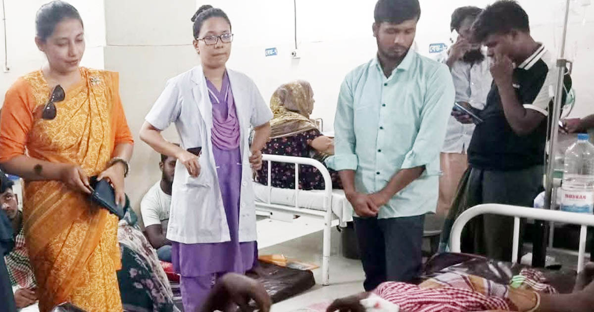 কর্ণফুলীতে দুর্ঘটনায় আহতদের দেখতে হাসপাতালে স্বাস্থ্য কর্মকর্তা