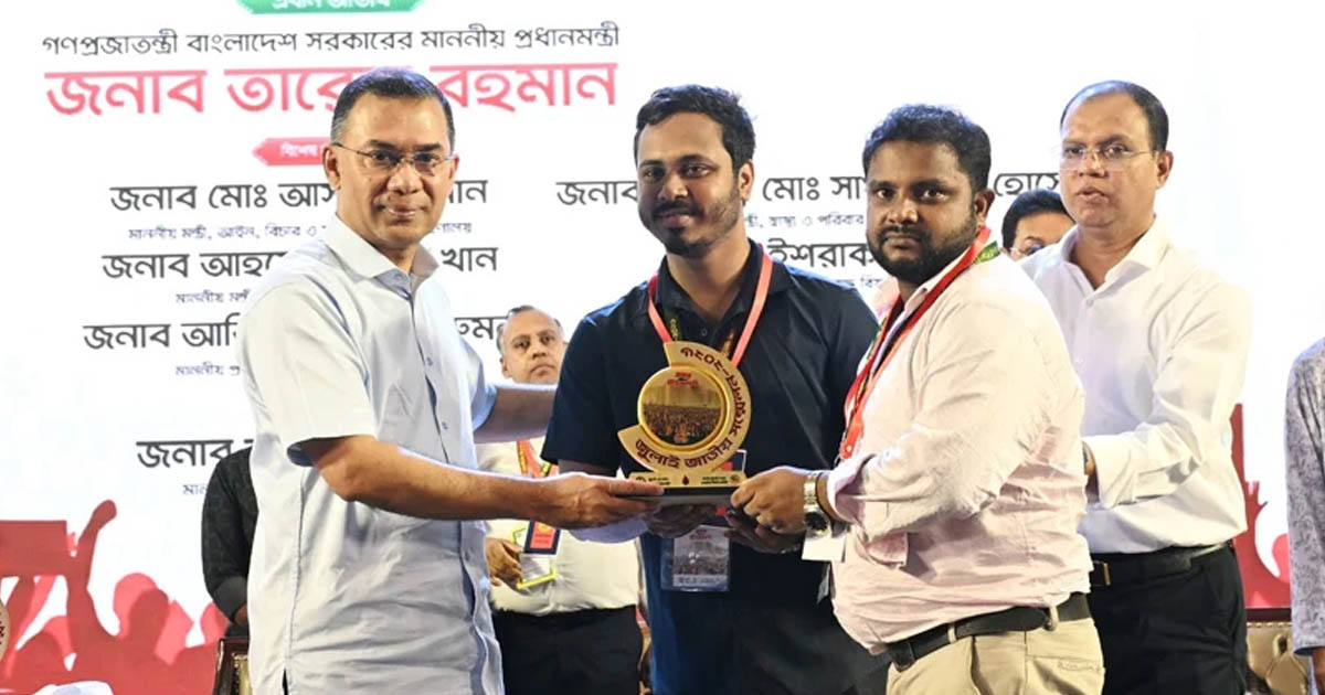 জুলাই শহীদ পরিবার ও আহতদের হাতে স্মৃতি স্মারক তুলে দিলেন প্রধানমন্ত্রী