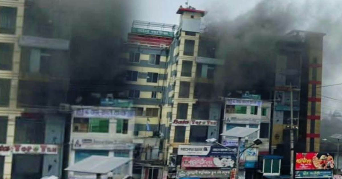 সোনারগাঁয়ে শপিংমলে ভয়াবহ আগুন, ২০ লাখ টাকার ক্ষয়ক্ষতি