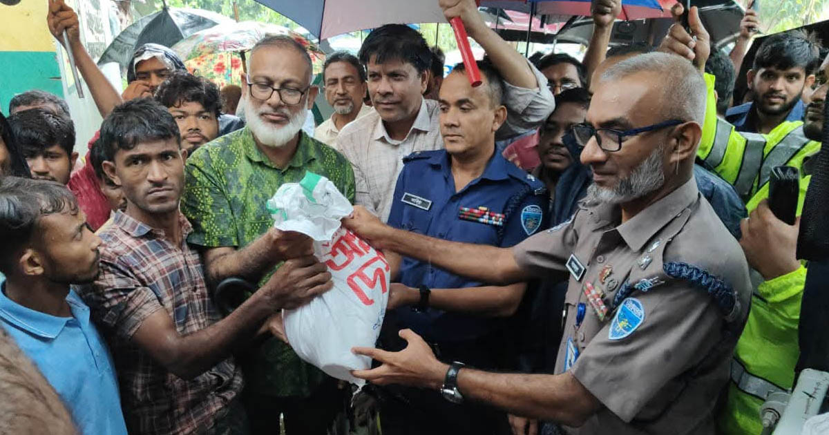 চকরিয়া পেকুয়ার বন্যাদুর্গত মানুষের পাশে জেলা পুলিশ, ত্রাণ দিলেন পুলিশ সুপার