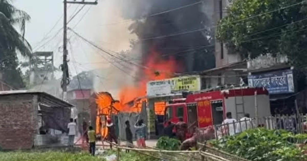 রাজাপুরে কাপড়ের দোকানে আগুন, ১২ লাখ টাকার ক্ষতি