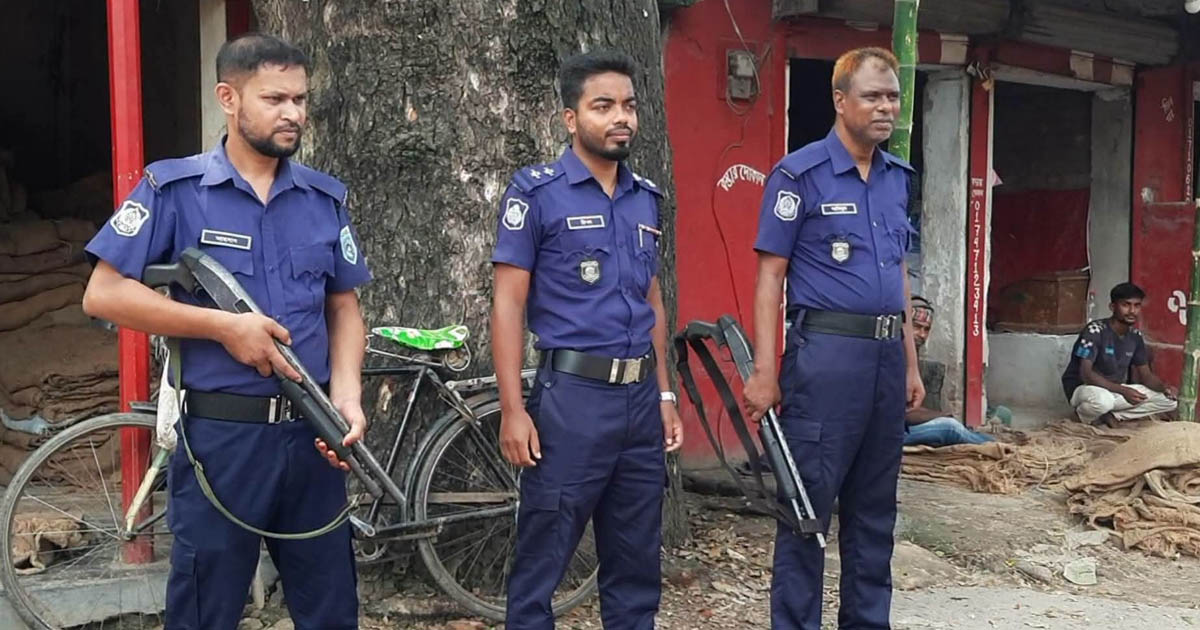 হিলিতে বিক্ষোভ কর্মসূচিকে ঘিরে পুলিশের সতর্ক অবস্থান