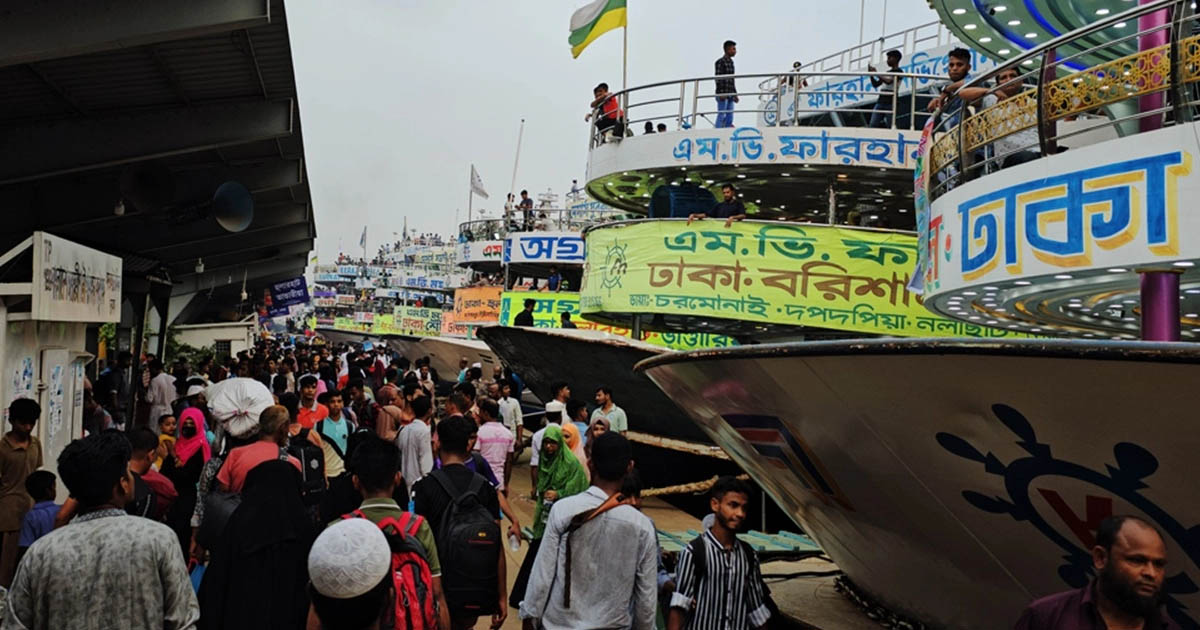 সদরঘাটে লঞ্চে উপচে পড়া ভিড়, অতিরিক্ত যাত্রী নিয়ে ঝুঁকিপূর্ণ যাত্রা