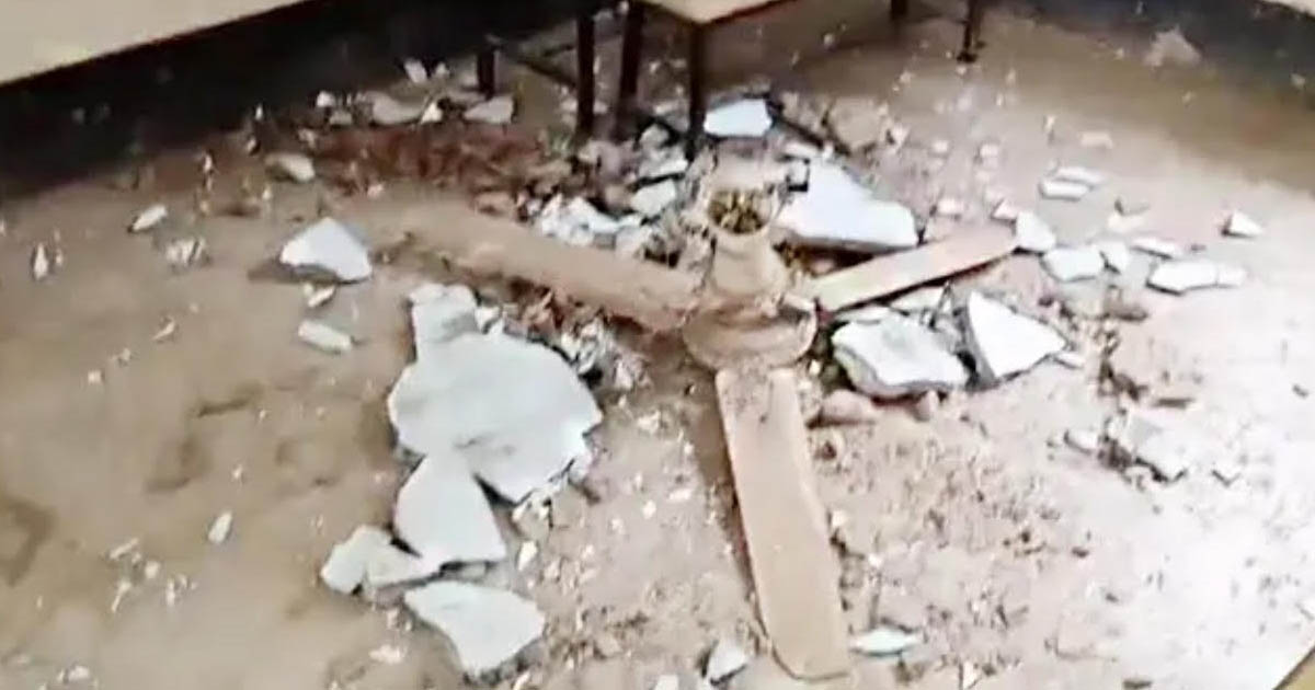 তাড়াইলে ক্লাস চলাকালে শ্রেণিকক্ষে খুলে পড়ল ফ্যান, অল্পের জন্য রক্ষা