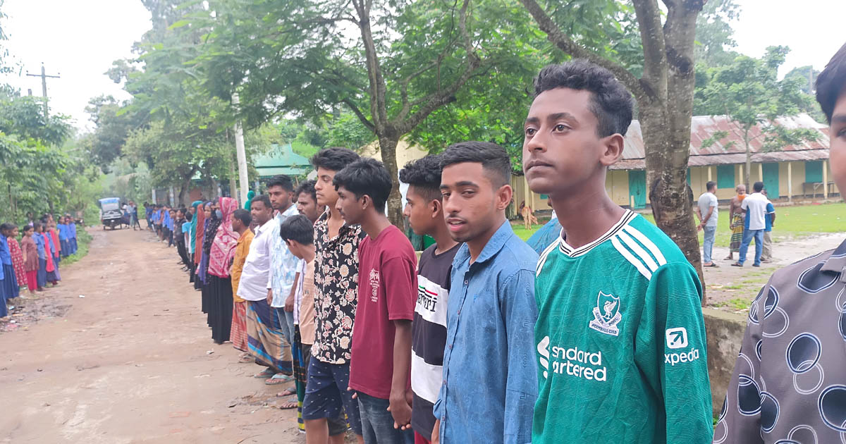 মধুপুরে স্কুলছাত্রীকে ধর্ষণচেষ্টা, অভিযুক্তের শাস্তির দাবিতে মানববন্ধন
