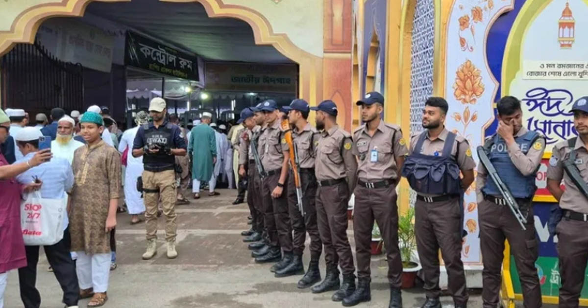 দীর্ঘ লাইনে নিরাপত্তা পেরিয়ে জাতীয় ঈদগাহে মুসল্লিদের ঢল