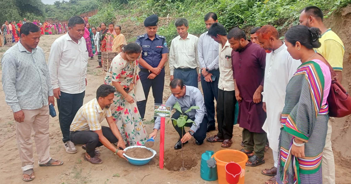 গুইমারায় খাল পুনঃখনন কাজ পরিদর্শনে জেলা প্রশাসক