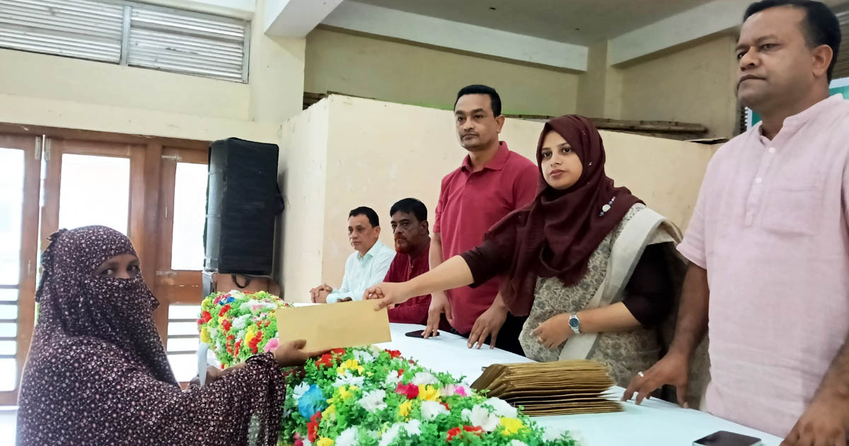 মাটিরাঙ্গায় প্রাকৃতিক দুর্যোগে ক্ষতিগ্রস্তদের মাঝে নগদ অর্থ বিতরণ