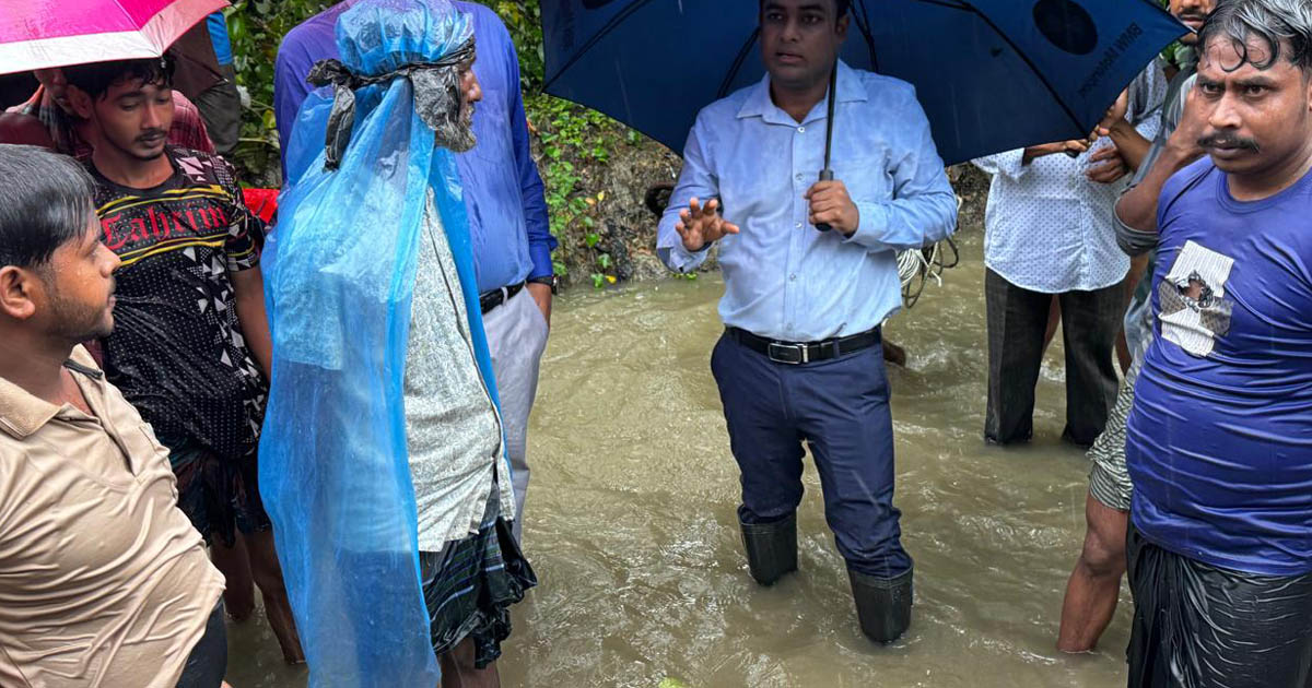 টানা বর্ষণে সন্দ্বীপের নিম্নাঞ্চল প্লাবিত, খালের বাঁধ অপসারণে মাঠে ইউএনও
