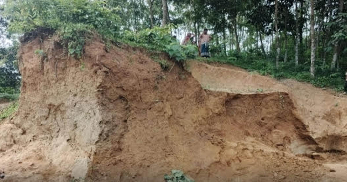 মিরসরাইয়ে টিলার মাটি কাটতে গিয়ে মাটির স্তূপে চাপা পড়ে কিশোর নিহত