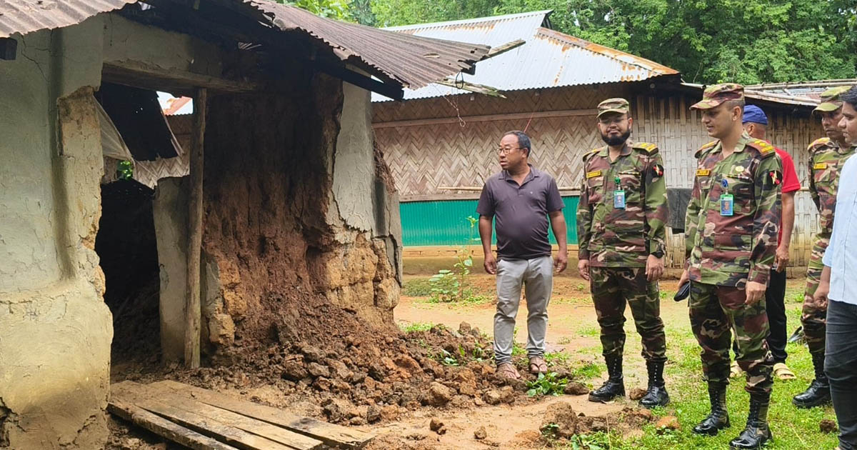 টানা বর্ষণে ঘরহারা বৃদ্ধের পাশে সেনাবাহিনী, নতুন ঘর নির্মাণের মানবিক উদ্যোগ