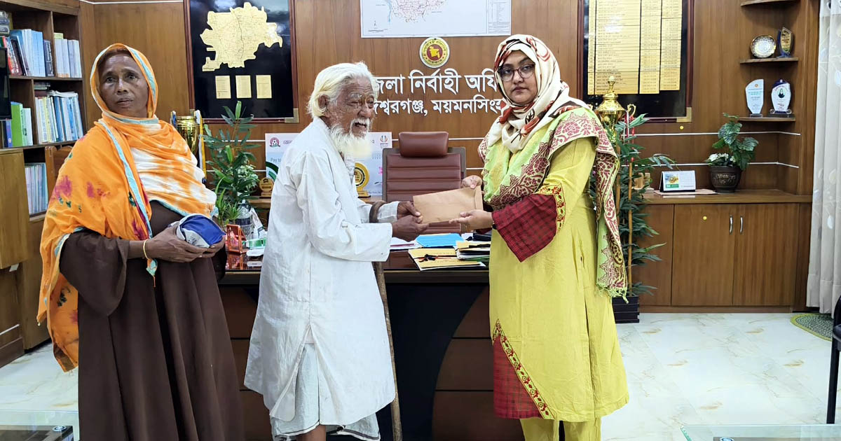 সরকারি অনুদান পেলেন ঈশ্বরগঞ্জের প্রবীণ বাউল আব্দুল গফুর