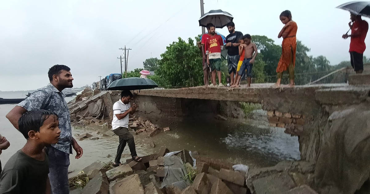 মিঠামইনে ঘাগড়া-কেওয়ারজোড় সংযোগ সড়ক ভেঙে জনদুর্ভোগ