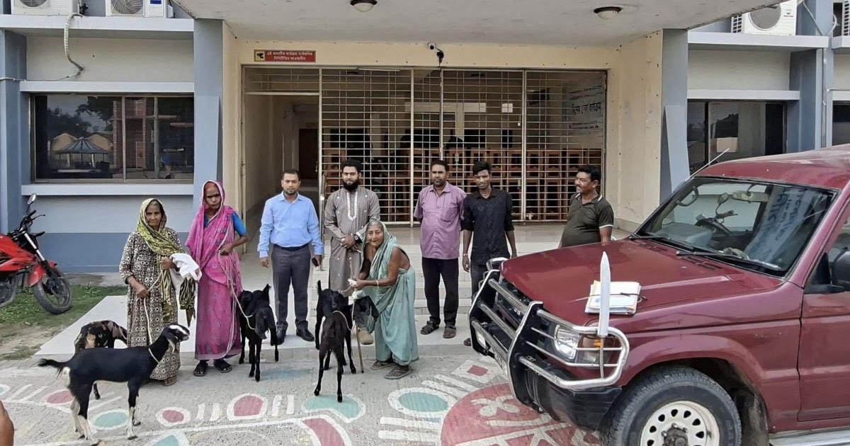 খোকসায় ভিক্ষুক পুনর্বাসনে ৩ জনের মাঝে ৬টি ছাগল বিতরণ