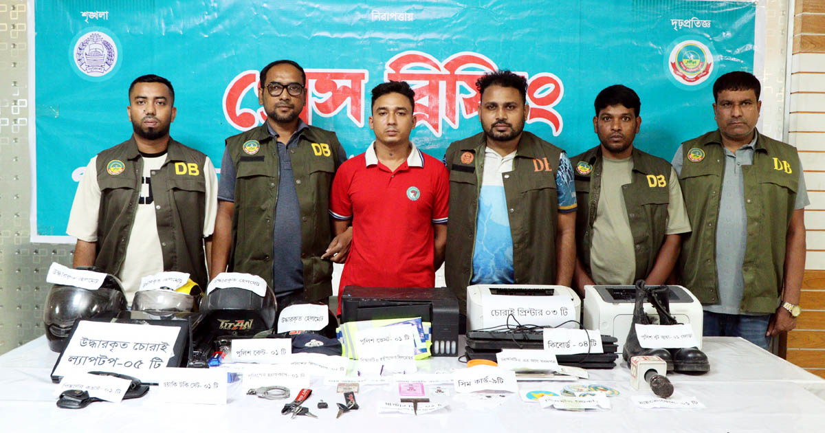 গাজীপুরে সরকারি কর্মকর্তার ছদ্মবেশী প্রতারক রুবেল গ্রেপ্তার, মালামাল উদ্ধার