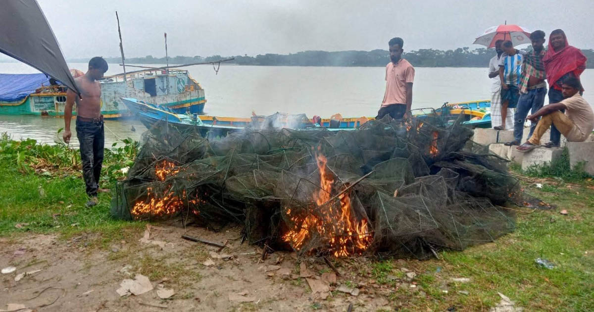 ঝালকাঠির সুগন্ধা নদীতে অভিযান, বিপুল পরিমাণ কারেন্ট জাল জব্দ