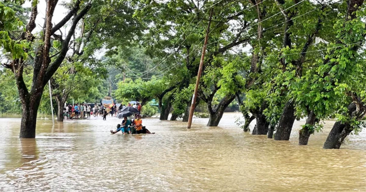 বন্যার তিন দিন পর জোরদার ত্রাণ, তবুও সংকটে চট্টগ্রামের দুর্গত মানুষ