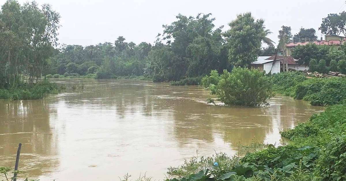 মুহুরী নদীর পানি বিপৎসীমার নিচে, তবুও উৎকণ্ঠায় নদীতীরের মানুষ