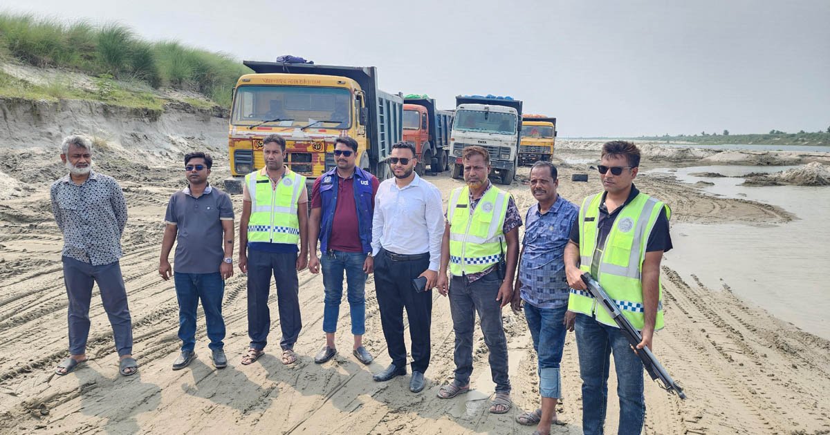 ভেড়ামারায় পদ্মা নদীর পাড়ে অবৈধভাবে মাটি কাটার উৎসব, প্রশাসনের অভিযানে সরঞ্জাম জব্দ