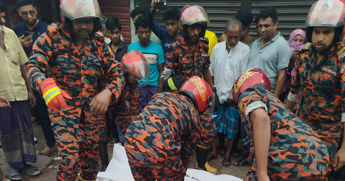 গৌরনদীতে বাসের ধাক্কায় একই পরিবারের তিনজন নিহত