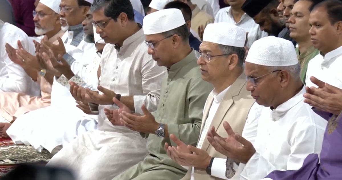 দীর্ঘ লাইনে নিরাপত্তা পেরিয়ে জাতীয় ঈদগাহে মুসল্লিদের ঢল