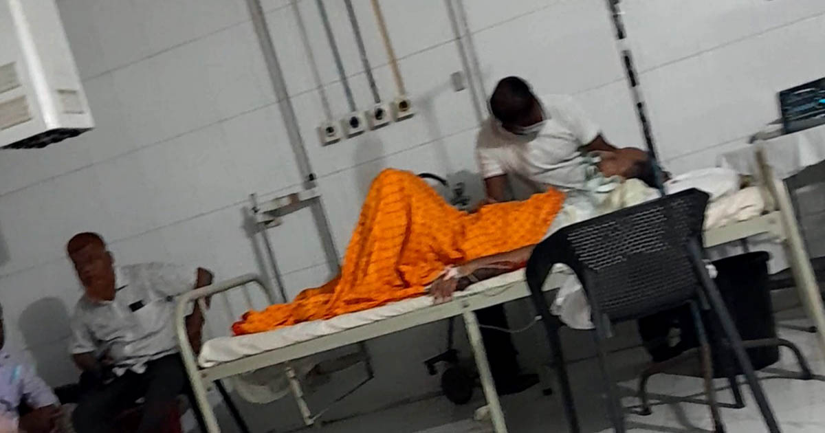 গুরুতর অসুস্থ মাগুরার জেলা প্রশাসক, এয়ার অ্যাম্বুলেন্সে ঢাকায় নেওয়ার প্রস্তুতি
