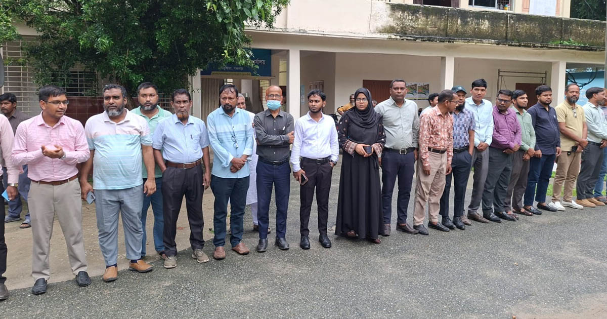 তেঁতুলিয়ার ইউএনওকে হয়রানির প্রতিবাদে কর্মকর্তা-কর্মচারীদের বিক্ষোভ